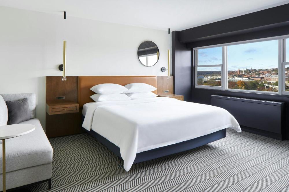 Deluxe King Room with City View and Transfer Shower - Mobility Accessible interior